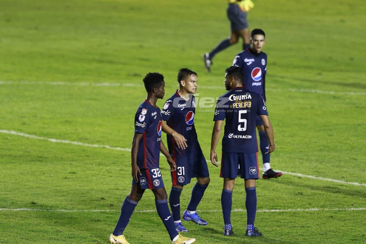 Fuerte pelea entre jugadores de Motagua: Marcelo Pereira y Diego Auzqui se dicen de todo y casi se pelean en pleno terreno de juego