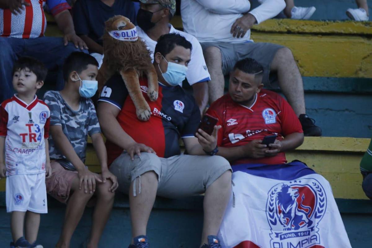 No se vio por TV: Lo que le lanzaron a Michaell Chirinos y se lo bebió, las bellezas en los estadios y la chica con la rosa