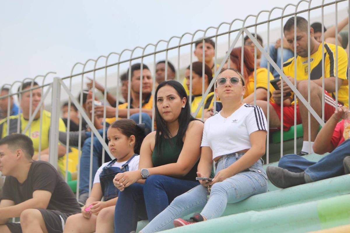 La reina que enamoró en La Ceiba y el Yankel estuvo lleno de hermosuras: las bellas mujeres que visitaron los estadios de Honduras