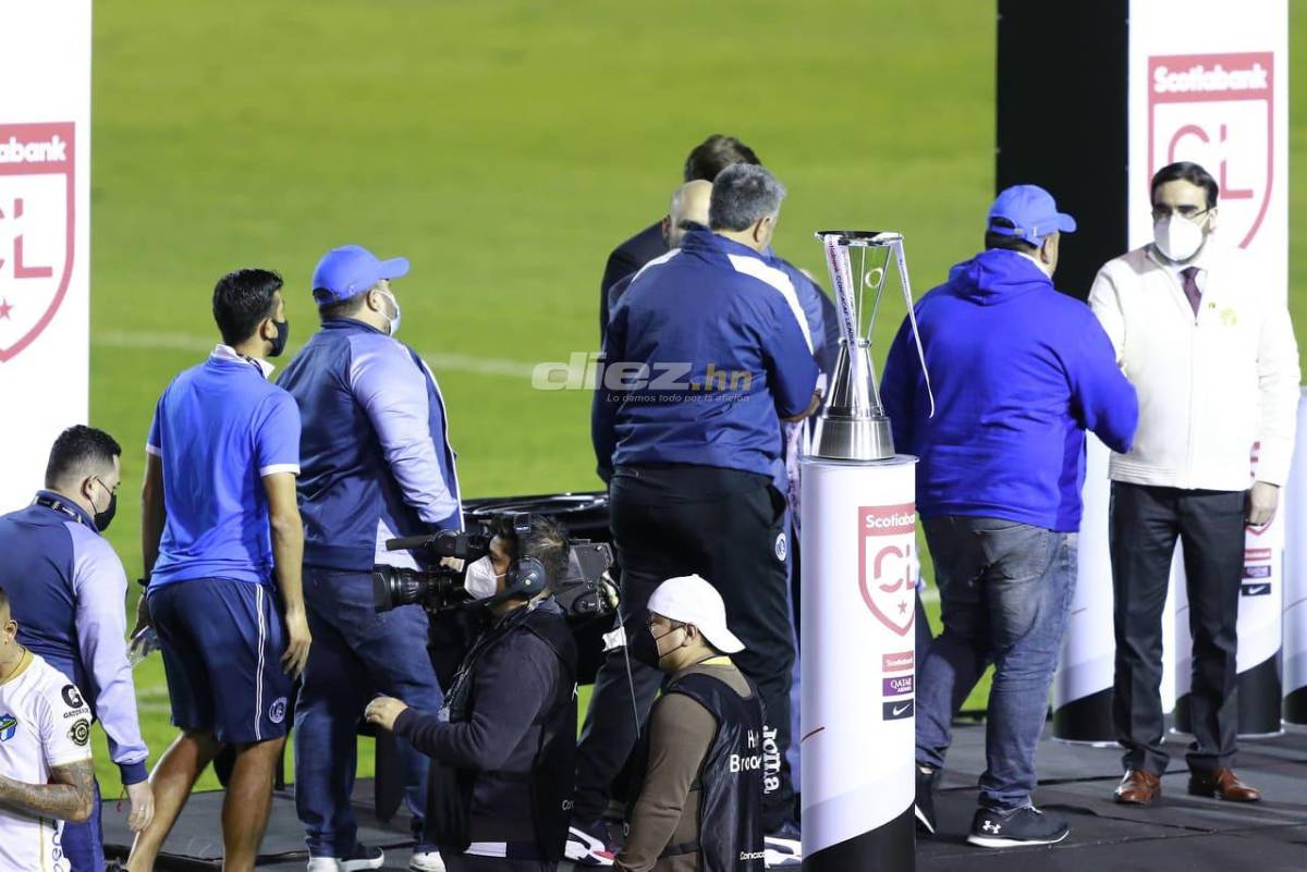 Caras largas y bronca en Motagua, el festejo de Comunicaciones y Júnior Lacayo con la bandera de Honduras