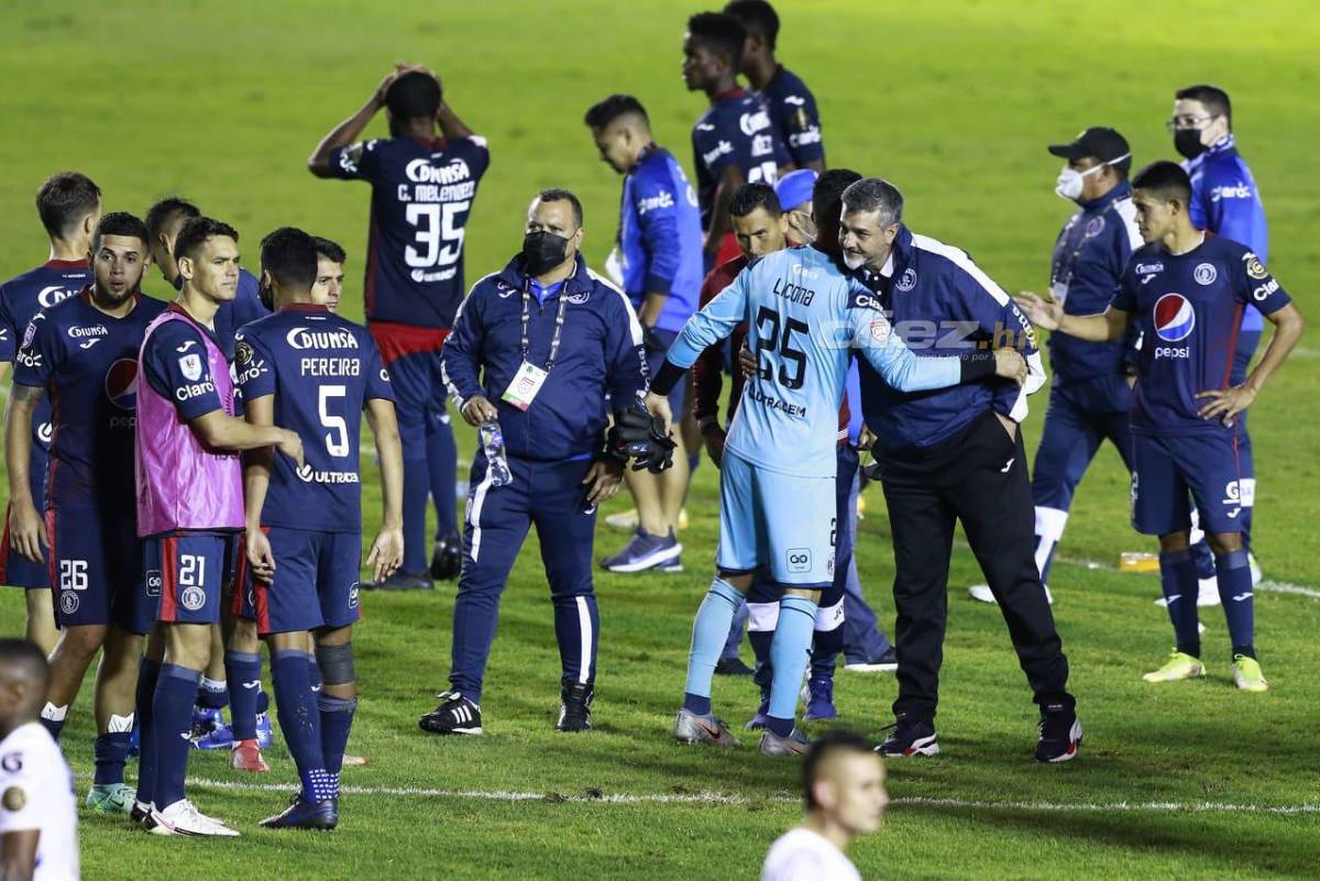 Caras largas y bronca en Motagua, el festejo de Comunicaciones y Júnior Lacayo con la bandera de Honduras