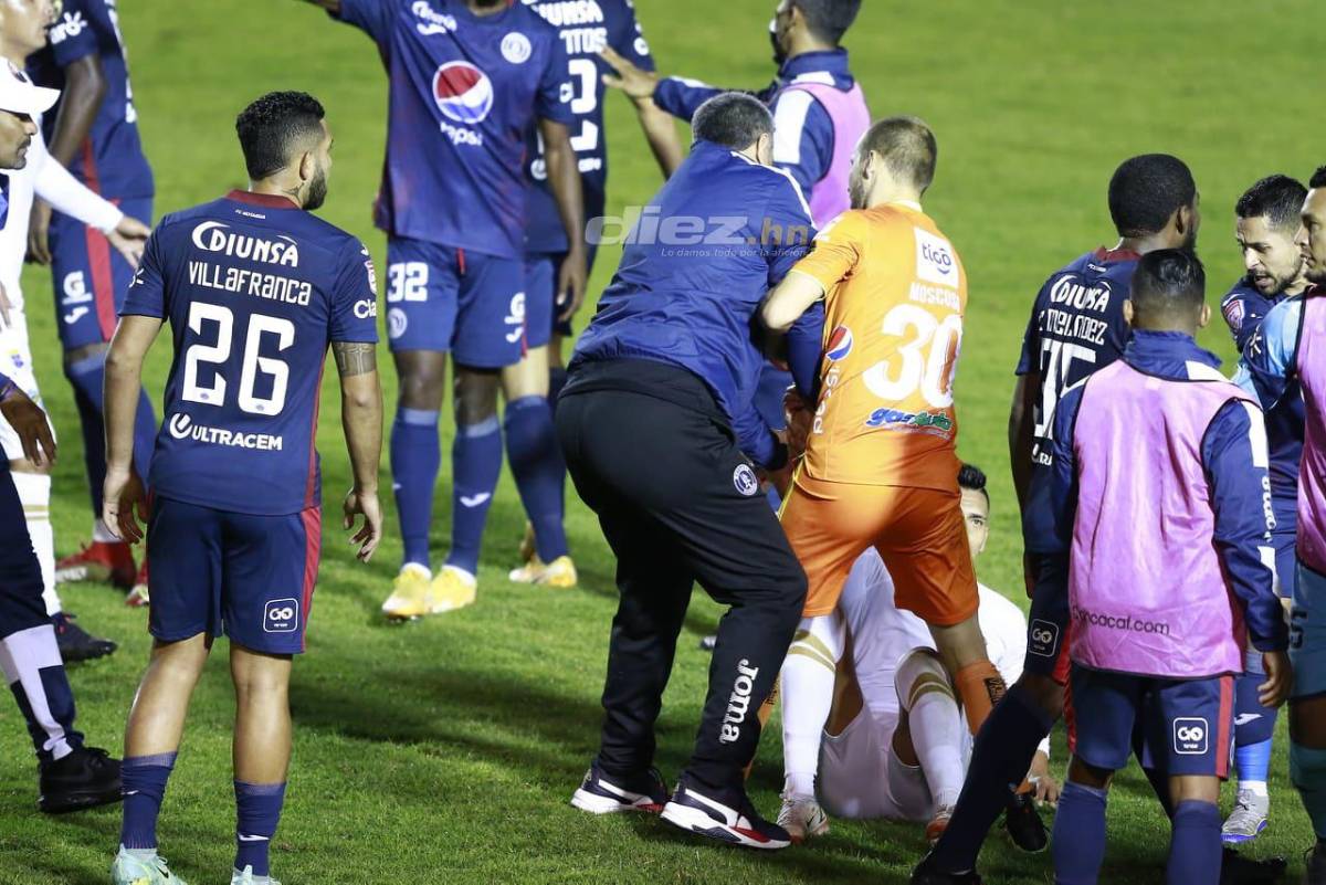 Caras largas y bronca en Motagua, el festejo de Comunicaciones y Júnior Lacayo con la bandera de Honduras