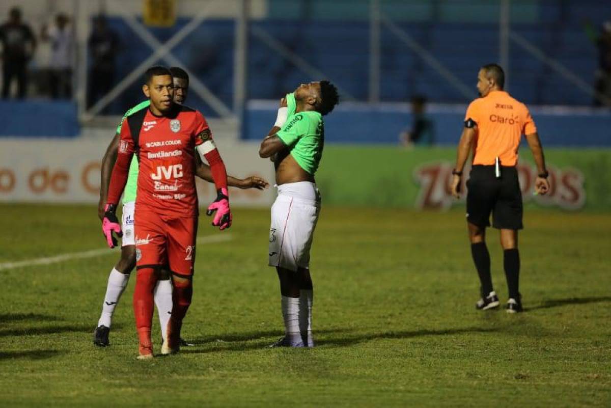 La molestia de los jugadores de Marathón tras el segundo penal de Roberto Moreira. Foto: Marvin Salgado.