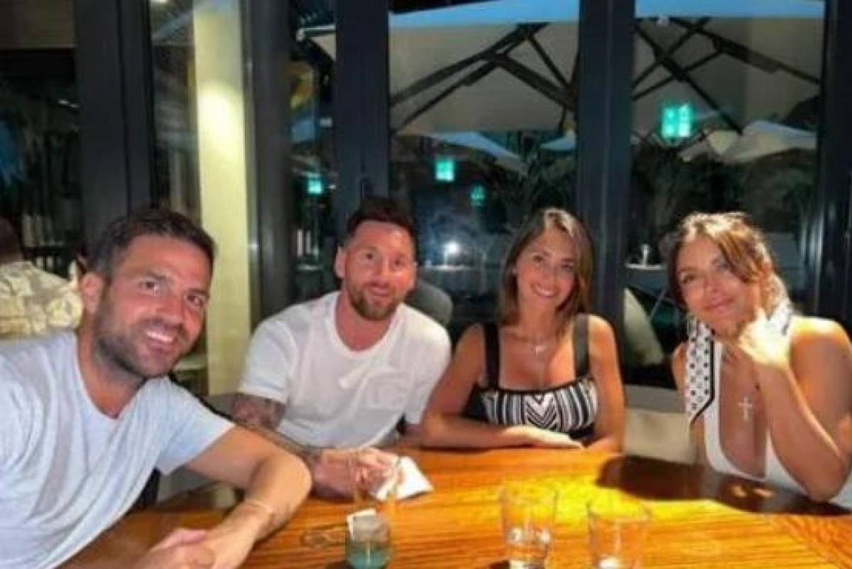 La otra chica que deslumbra junto a Antonela y lo que pagan por los lujos: Las nuevas fotos de las vacaciones de Messi en Ibiza