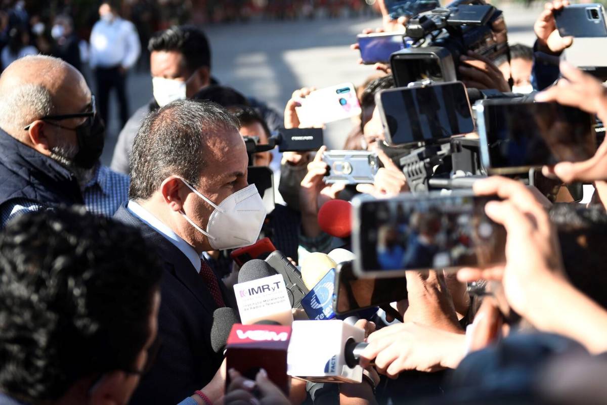 El presente inesperado de Cuauhtémoc Blanco: lo que cobra como gobernador, las fotos con criminales y una narcomanta