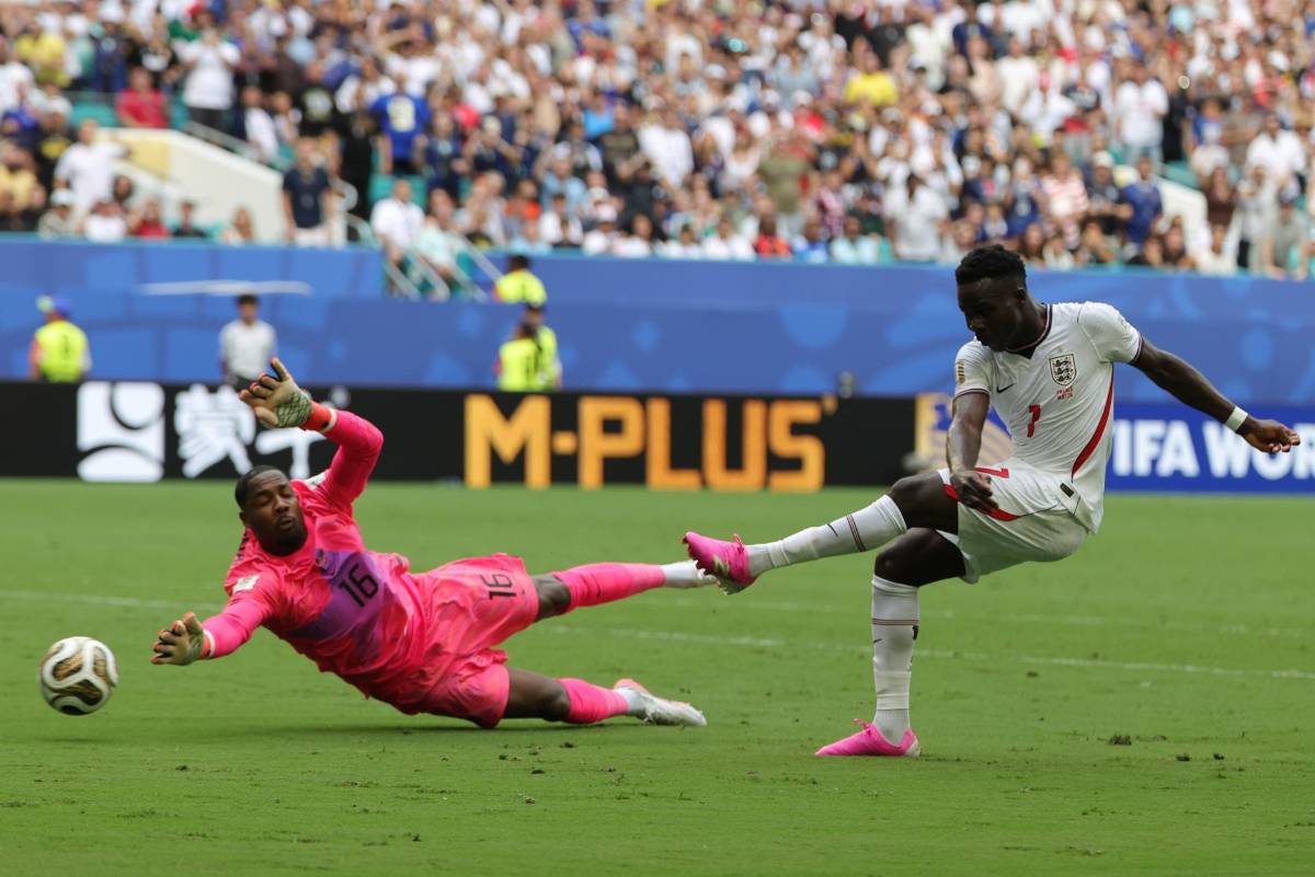 La frustración de Mbappé, así fue captada Ester Espósito y el enfado de Deschamps