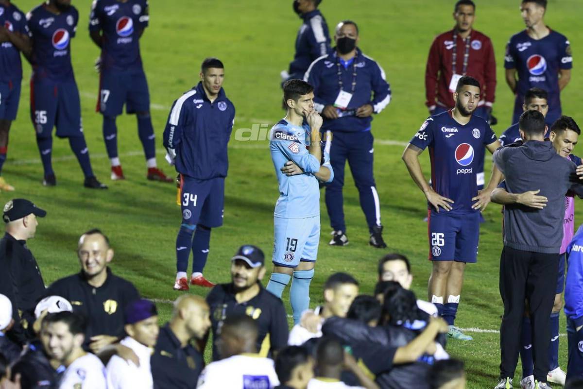 Caras largas y bronca en Motagua, el festejo de Comunicaciones y Júnior Lacayo con la bandera de Honduras