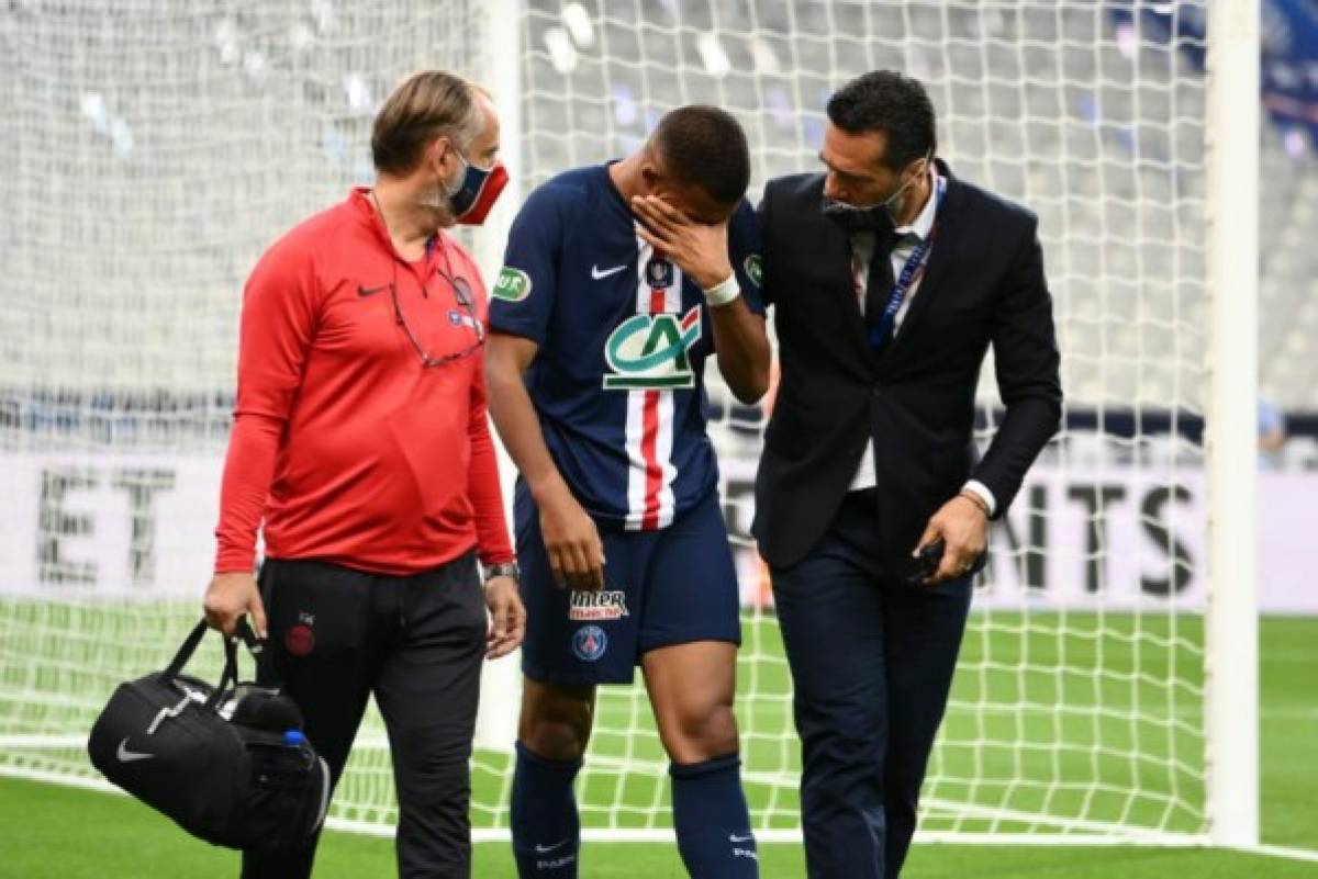 Fotos: Mbappé, entre lágrimas y en muletas, la tremenda pelea por su lesión y el festejo del PSG