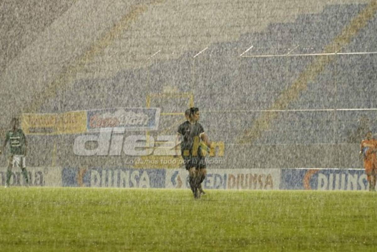 NO VISTE EN TV: Lluvia, mujeres lindas y susto en La Ceiba