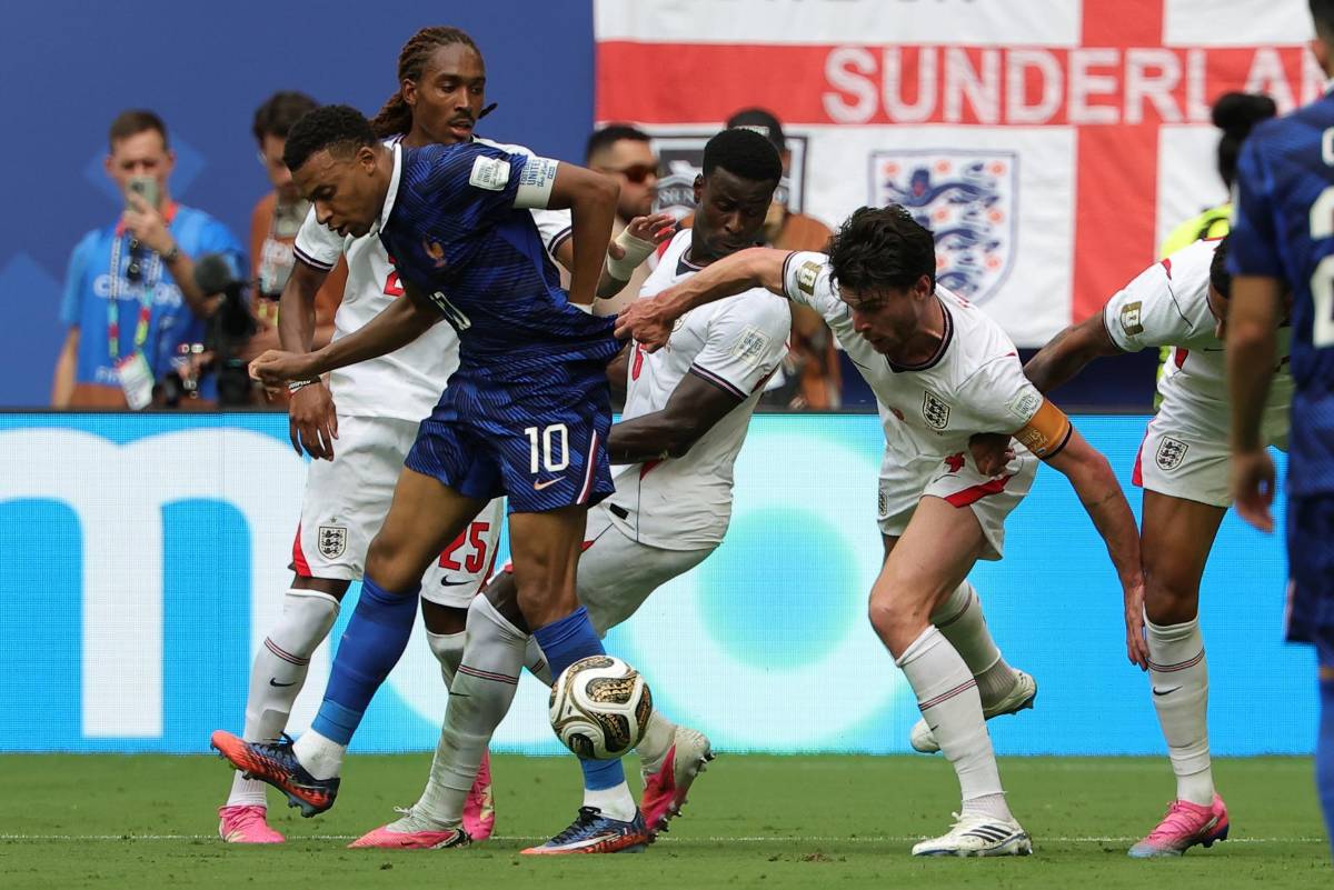 La frustración de Mbappé, así fue captada Ester Espósito y el enfado de Deschamps