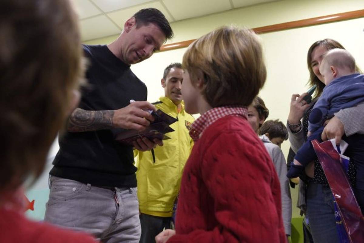 Lionel Messi se toma fotos y firma autógrafos en su visita a los hospitales de Barcelona