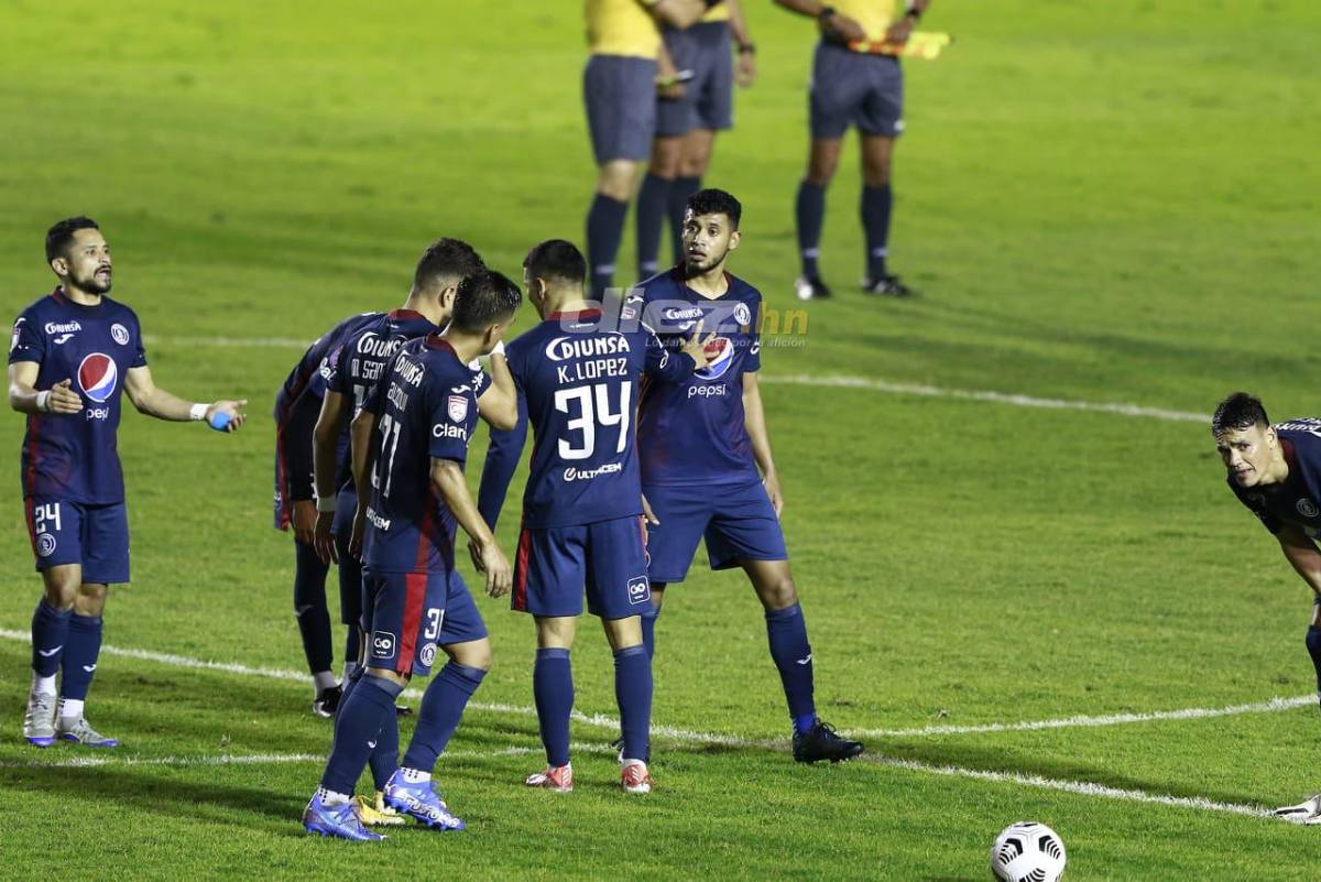 Fuerte pelea entre jugadores de Motagua: Marcelo Pereira y Diego Auzqui se dicen de todo y casi se pelean en pleno terreno de juego