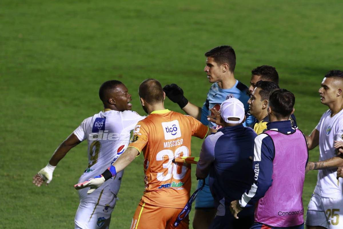 Caras largas y bronca en Motagua, el festejo de Comunicaciones y Júnior Lacayo con la bandera de Honduras