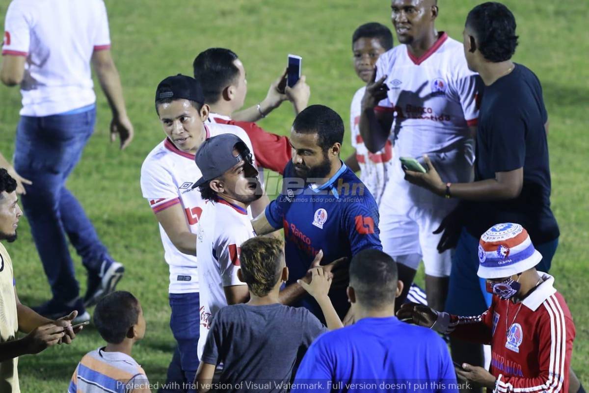 ¡Fiesta! La Ultrafiel invadió la cancha del Ceibeño y se lanzó encima de los jugadores de Olimpia festejando el pase a la final