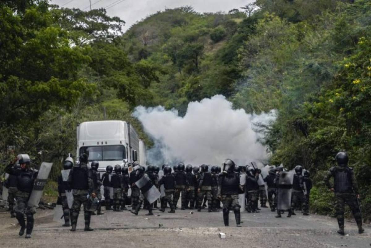 Gas lacrimógeno y mucho sufrimiento: Policía de Guatemala a golpes con caravana de inmigrantes hondureños