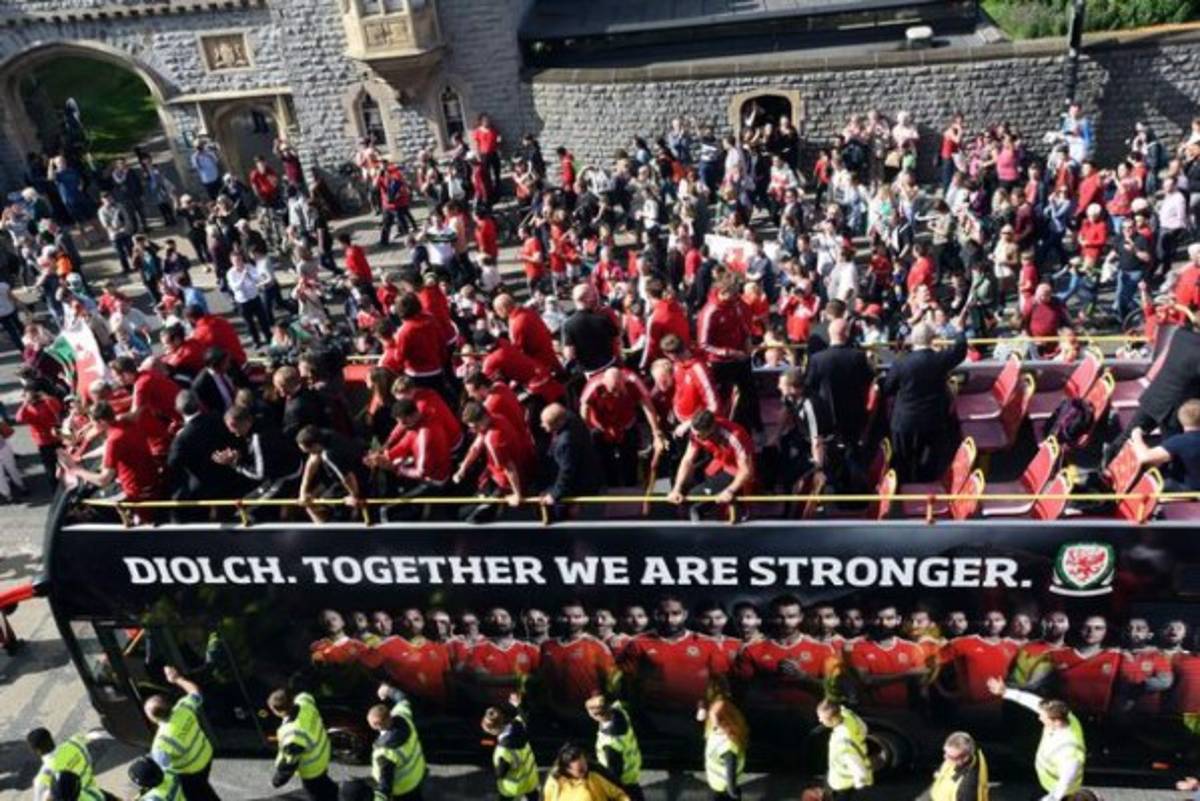 El impresionante recibimiento a Gales tras su gran Eurocopa