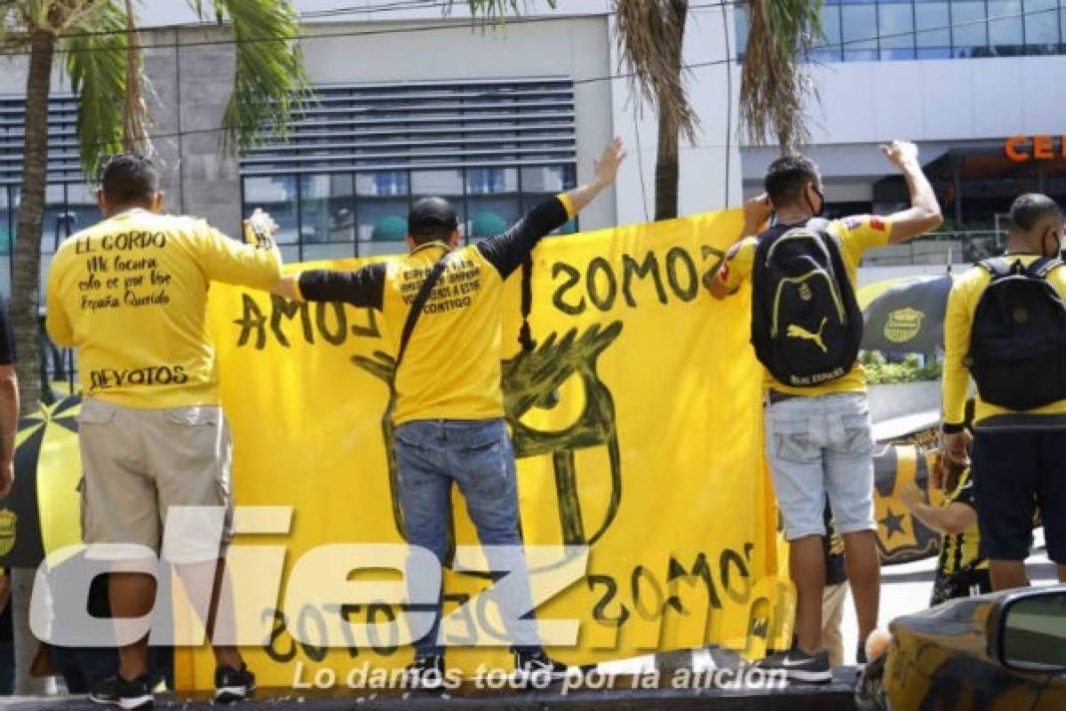 'Rip Marathón': Así fue el espectacular banderazo de los aficionados de Real España previo al Clásico