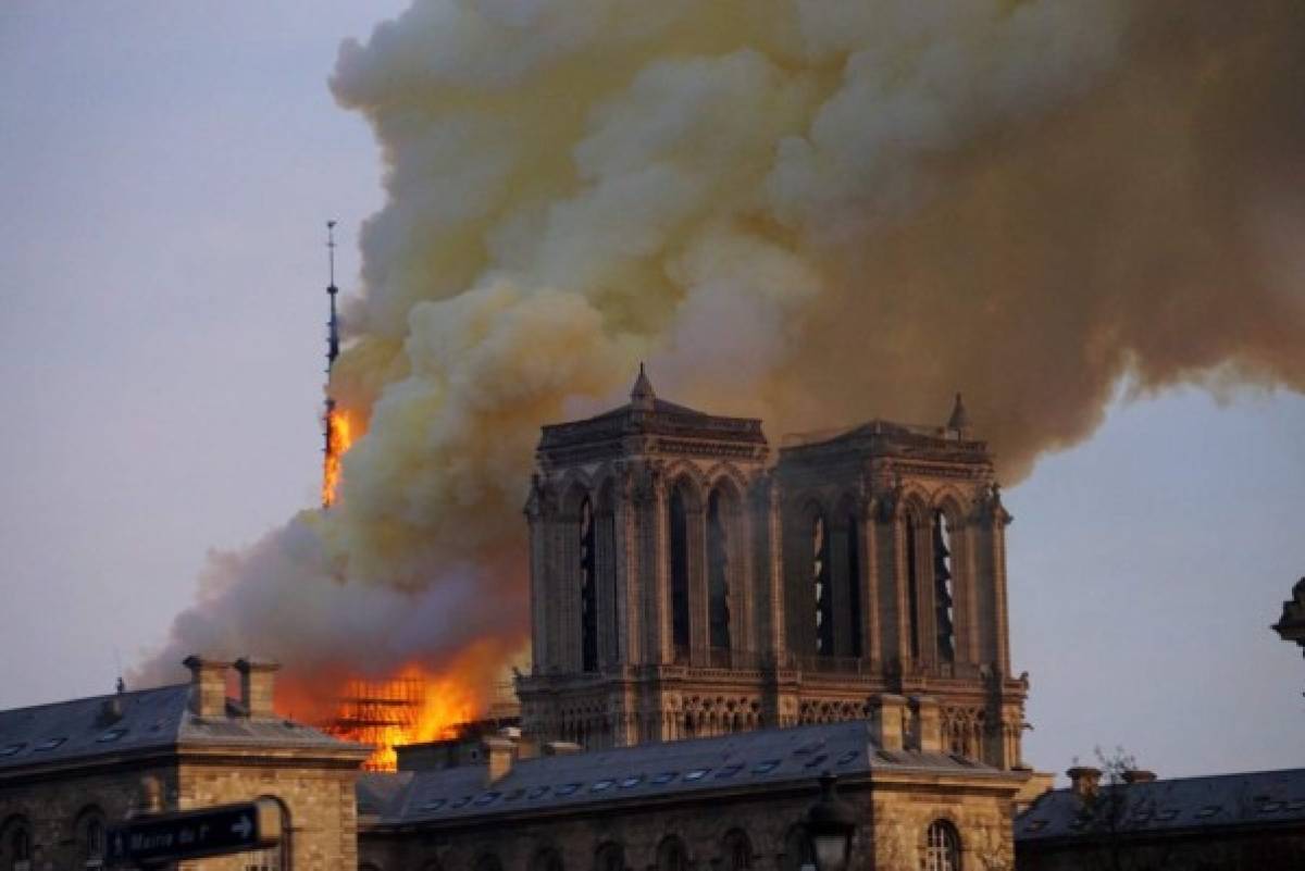 Tristes imágenes: Así agarró fuego la reconocida catedral de Notre Dame en París