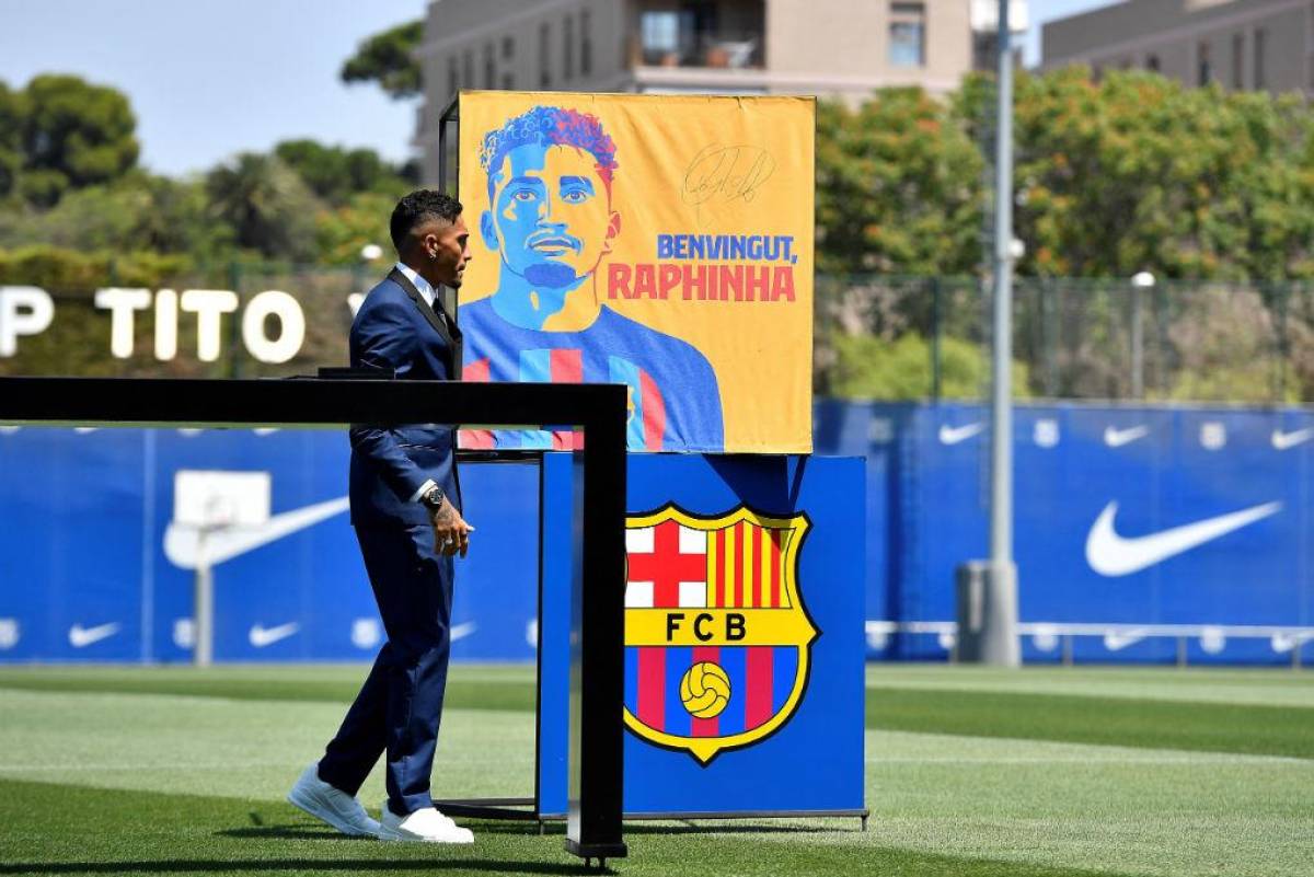 Así fue la presentación de Raphinha en Barcelona: Su hermosa mujer deslumbró, curioso momento con Laporta ¿y su dorsal?