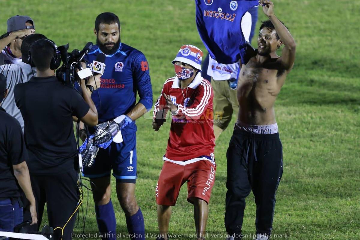 ¡Fiesta! La Ultrafiel invadió la cancha del Ceibeño y se lanzó encima de los jugadores de Olimpia festejando el pase a la final