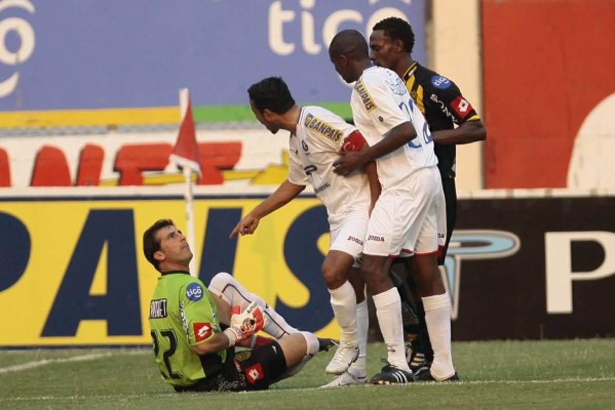 Postales inolvidables que han dejado los clásicos Real España-Olimpia