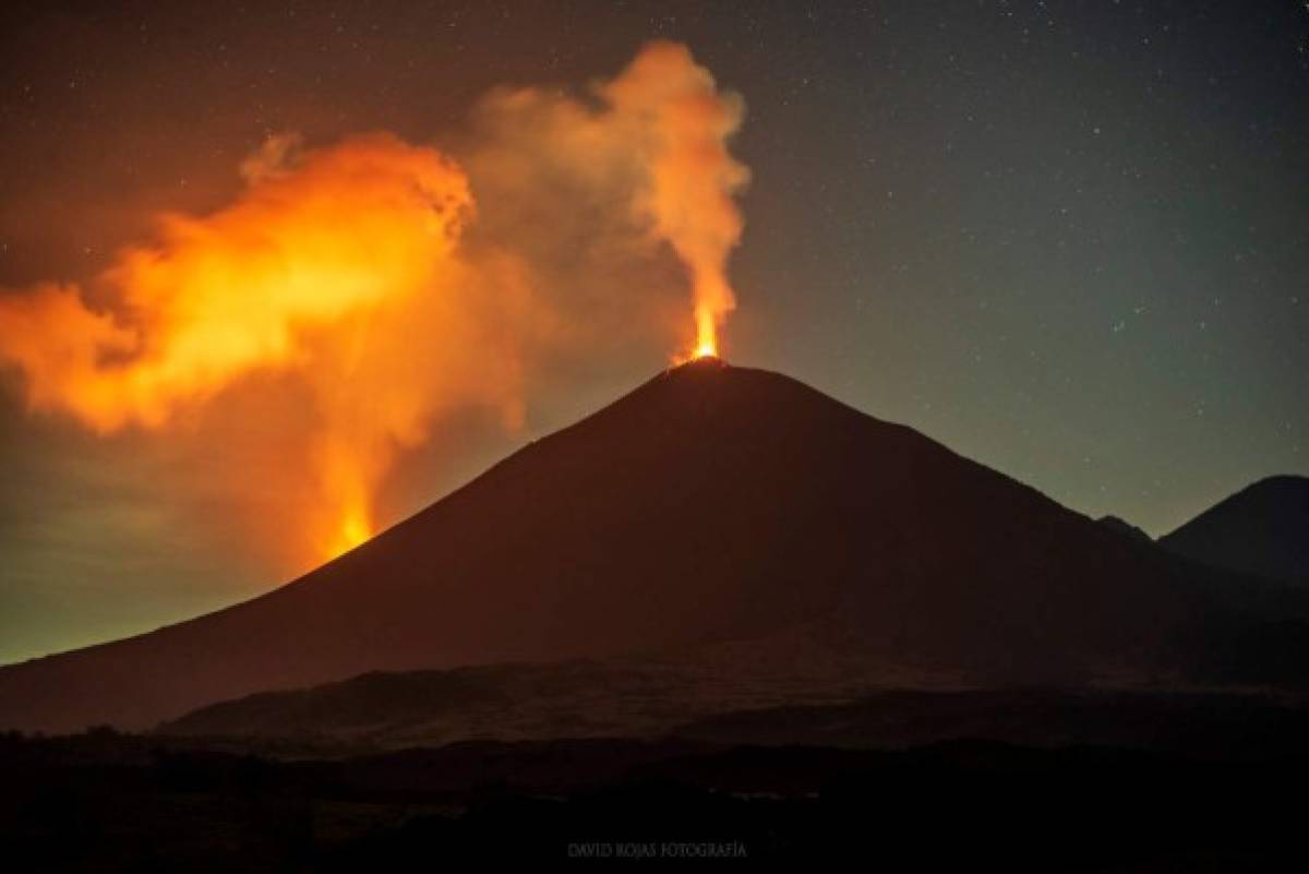 Volcán Pacaya en Guatemala aumenta la actividad con explosiones de hasta 500 metros