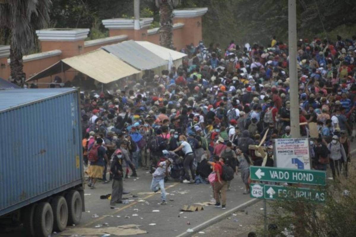 Gas lacrimógeno y mucho sufrimiento: Policía de Guatemala a golpes con caravana de inmigrantes hondureños
