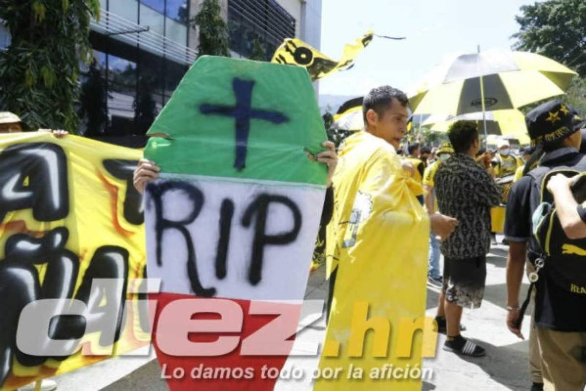 'Rip Marathón': Así fue el espectacular banderazo de los aficionados de Real España previo al Clásico