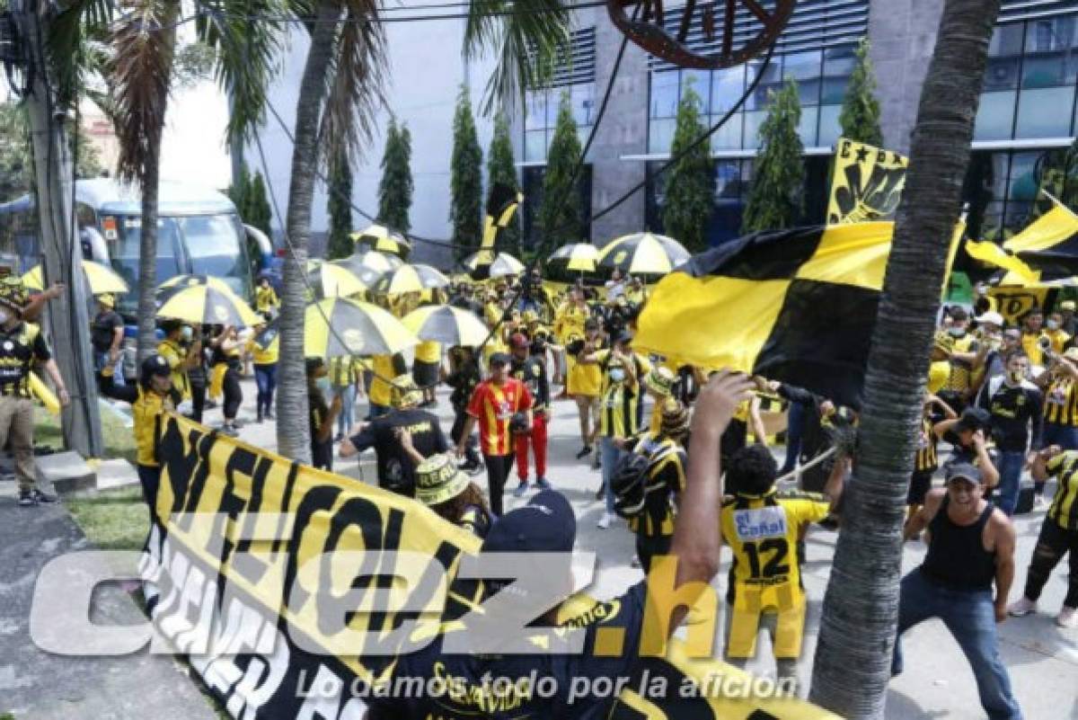 'Rip Marathón': Así fue el espectacular banderazo de los aficionados de Real España previo al Clásico