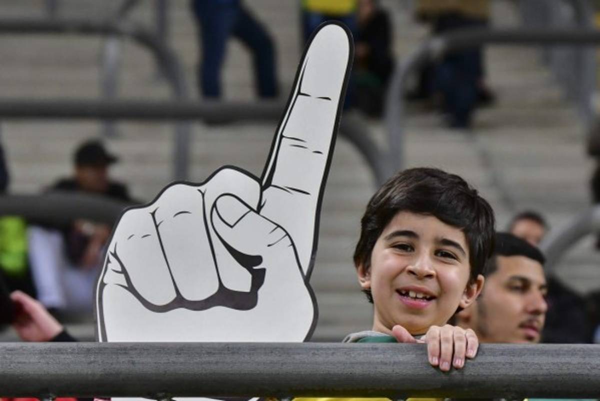 NO SE VIO EN TV: El sufrimiento de Neymar en el estadio, la misteriosa brasileña y el problema del árbitro