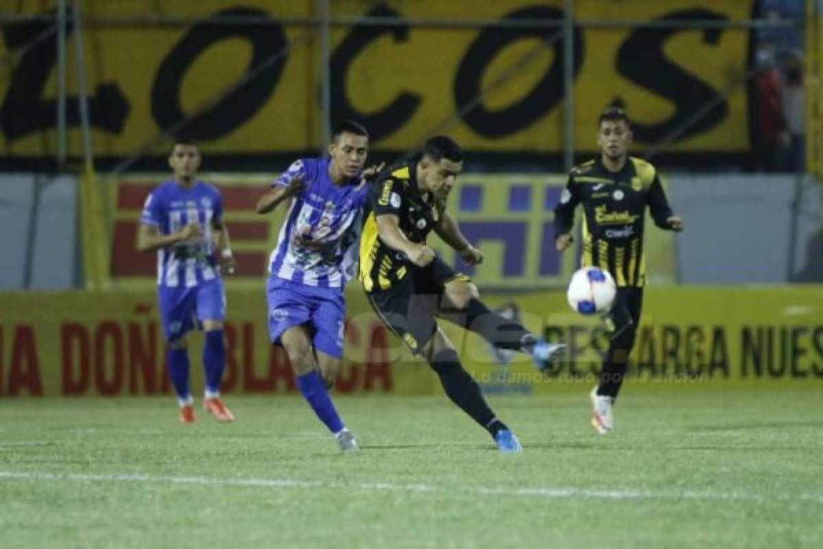 Alejandro Reyes y la fuerte marca del juvenil de Victoria Carlos Matute. Foto: Neptalí Romero.