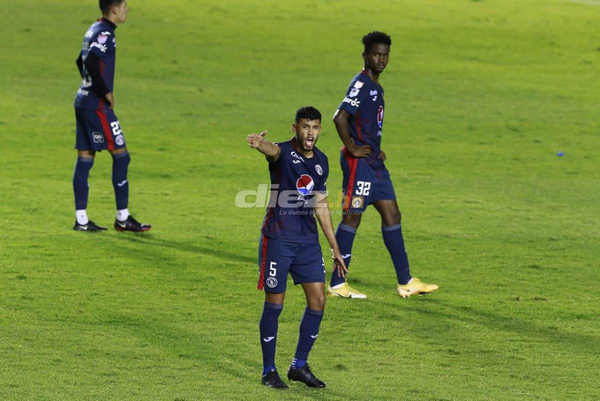 Fuerte pelea entre jugadores de Motagua: Marcelo Pereira y Diego Auzqui se dicen de todo y casi se pelean en pleno terreno de juego