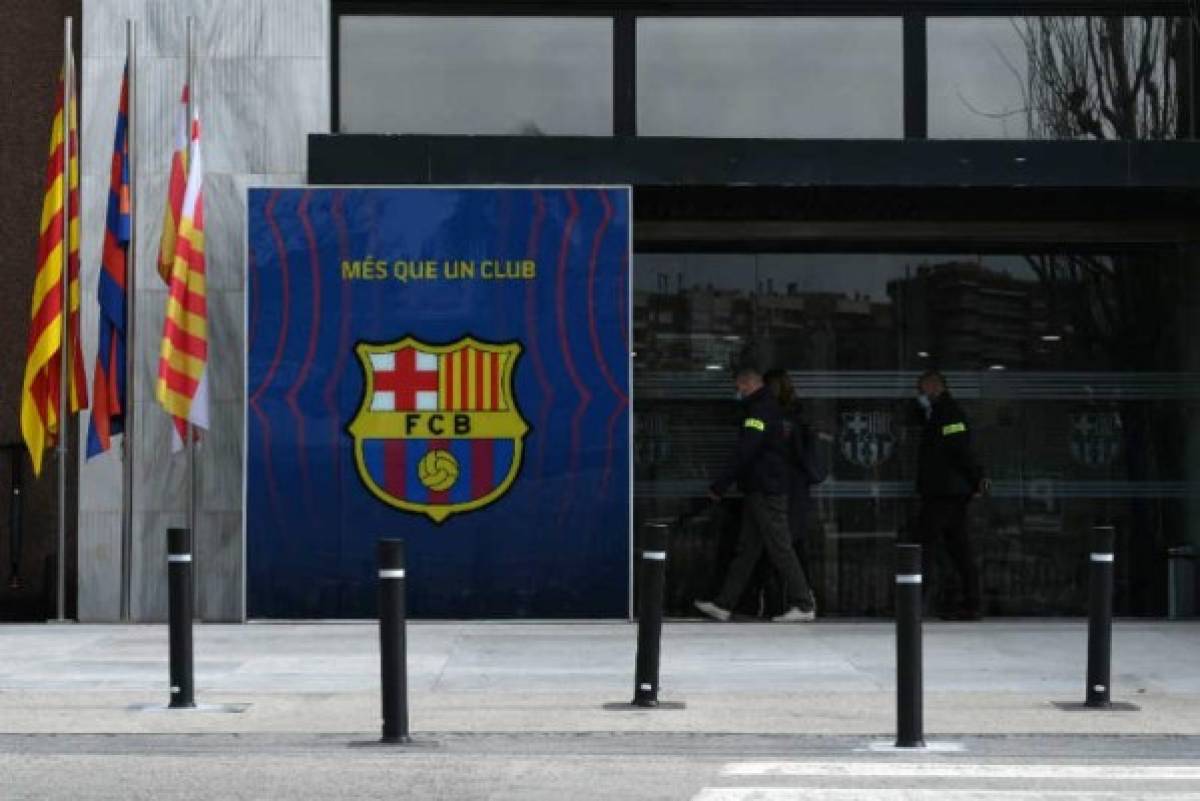 ¿Qué buscan? Así entraron los Mossos d' Esquadra al Camp Nou: Hasta un perro es parte de la investigación