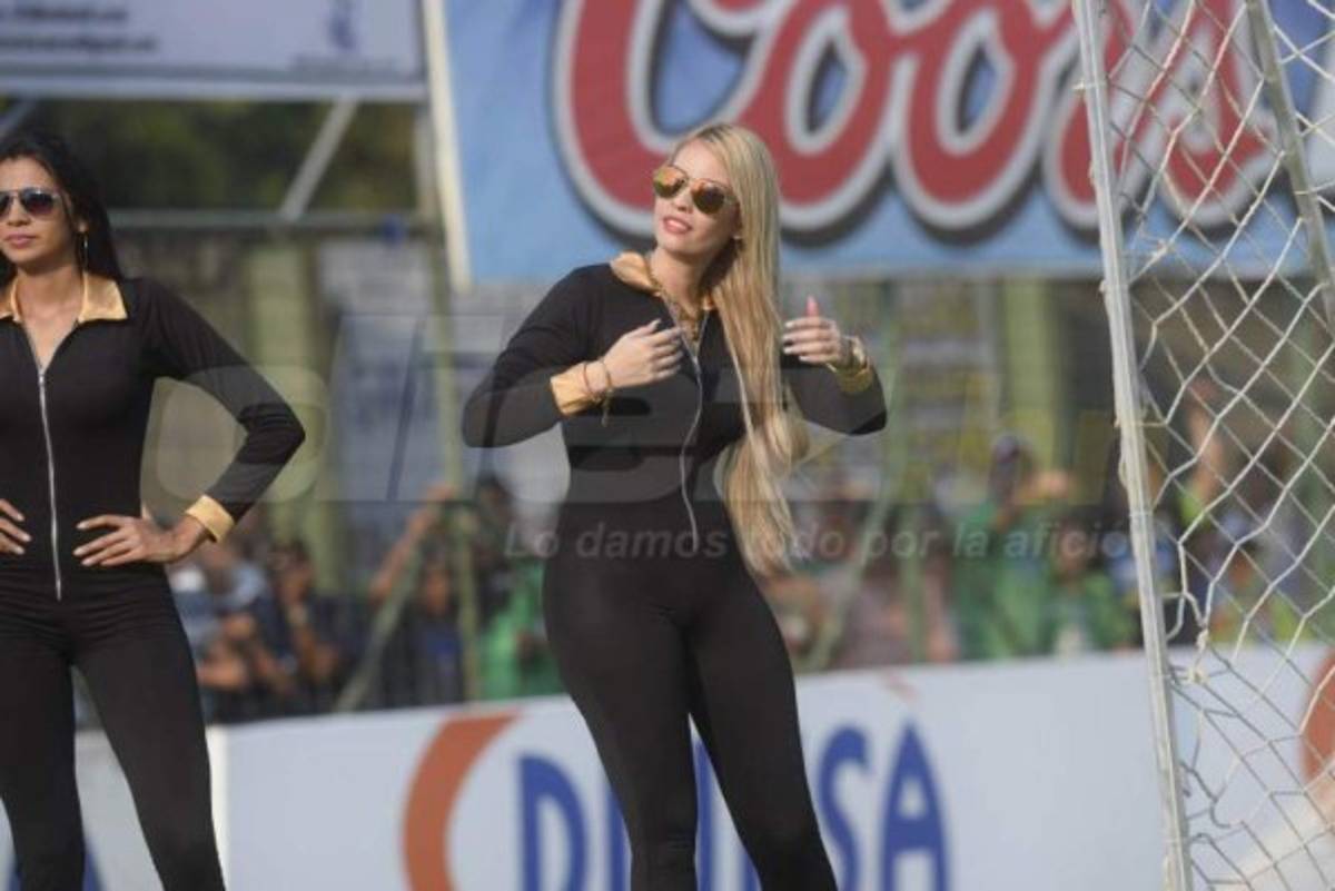 Karencita, la sensual rubia que vuelve locos a los hondureños en los estadios