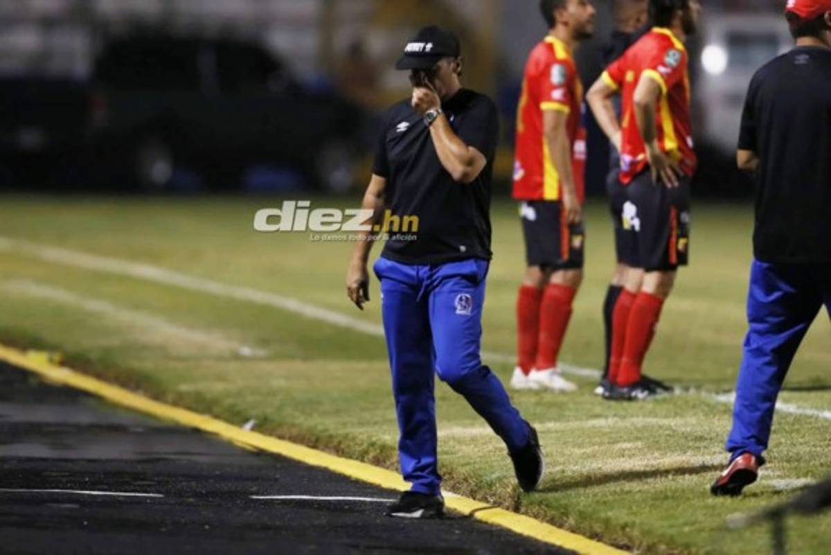 En fotos: Así vivió Pedro Troglio su primer juego dirigiendo al Olimpia