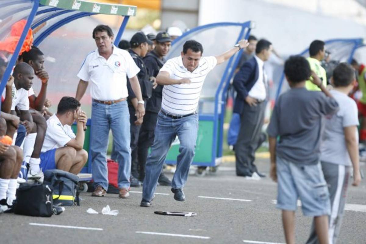 Las 'rabietas' más recordadas de los entrenadores hondureños por las que fueron expulsados