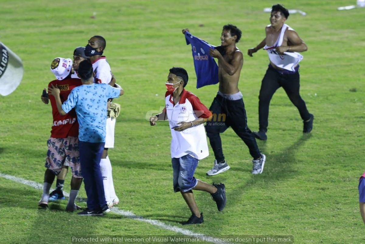 ¡Fiesta! La Ultrafiel invadió la cancha del Ceibeño y se lanzó encima de los jugadores de Olimpia festejando el pase a la final