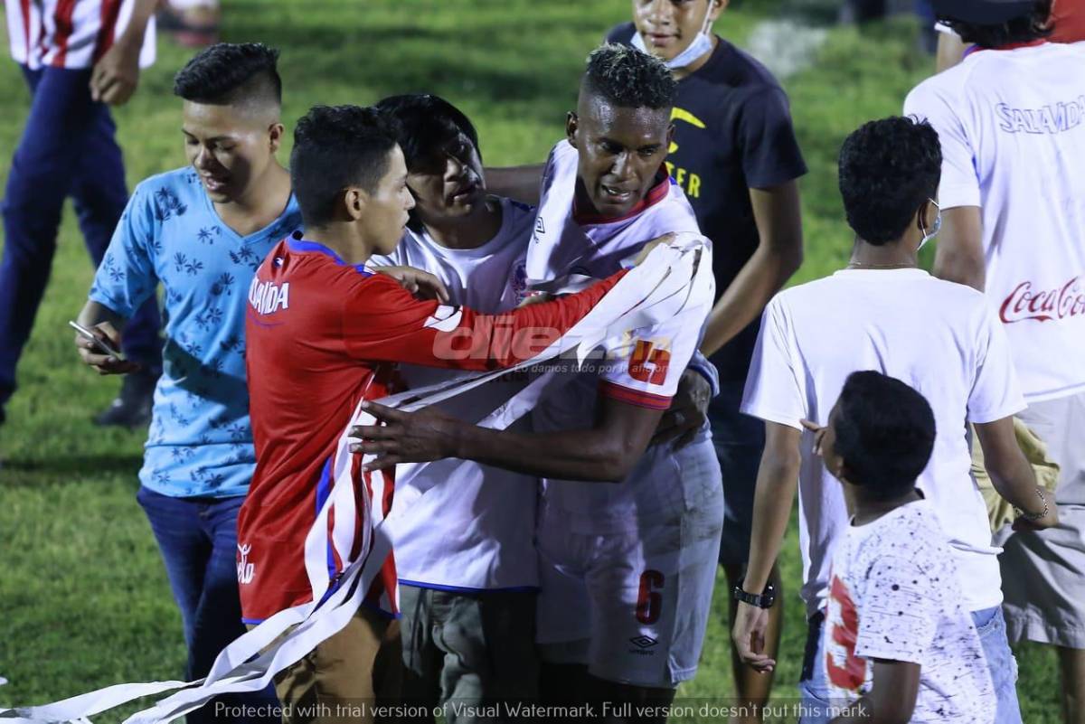 ¡Fiesta! La Ultrafiel invadió la cancha del Ceibeño y se lanzó encima de los jugadores de Olimpia festejando el pase a la final