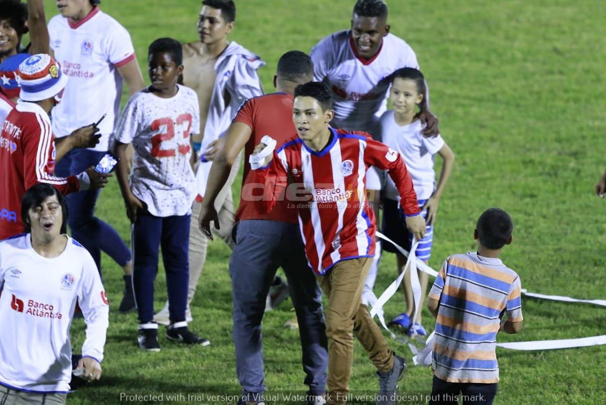 ¡Fiesta! La Ultrafiel invadió la cancha del Ceibeño y se lanzó encima de los jugadores de Olimpia festejando el pase a la final