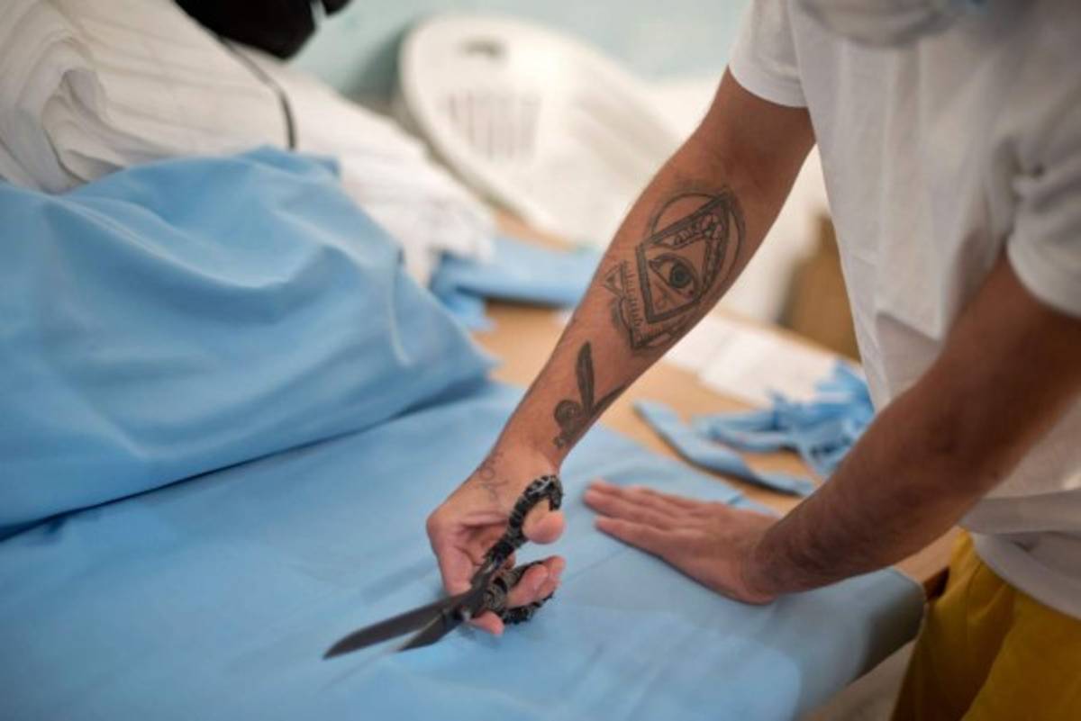 Ex mareros hacen mascarillas en Guatemala para prevenir el coronavirus: 'Ahora quisiera enmendar mis errores'