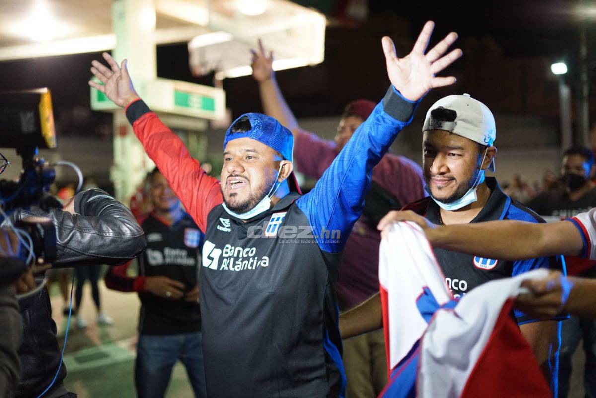 No lo viste en TV: Olimpistas le piden fotos a Buba, las leyendas llegaron a apoyar al León y la tristeza aurinegra