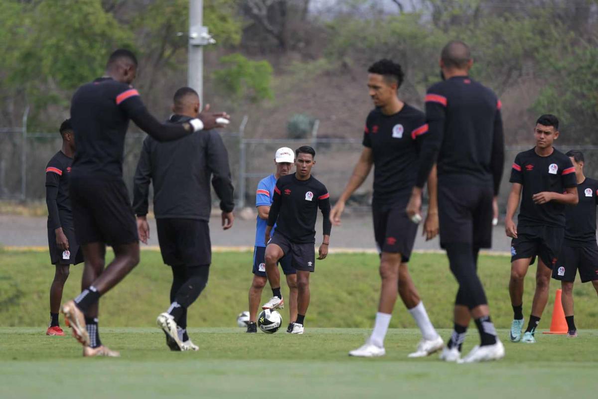La última práctica de Olimpia antes de la final con Marathón: Troglio concentrado y el que entrenó por separado