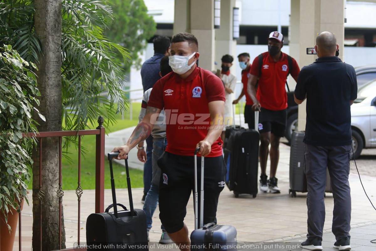 ¡Ambientazo! Lleno de maletas llegó Olimpia a San Pedro Sula y Real España se concentró y sus jugadores llegaron con sus hijos
