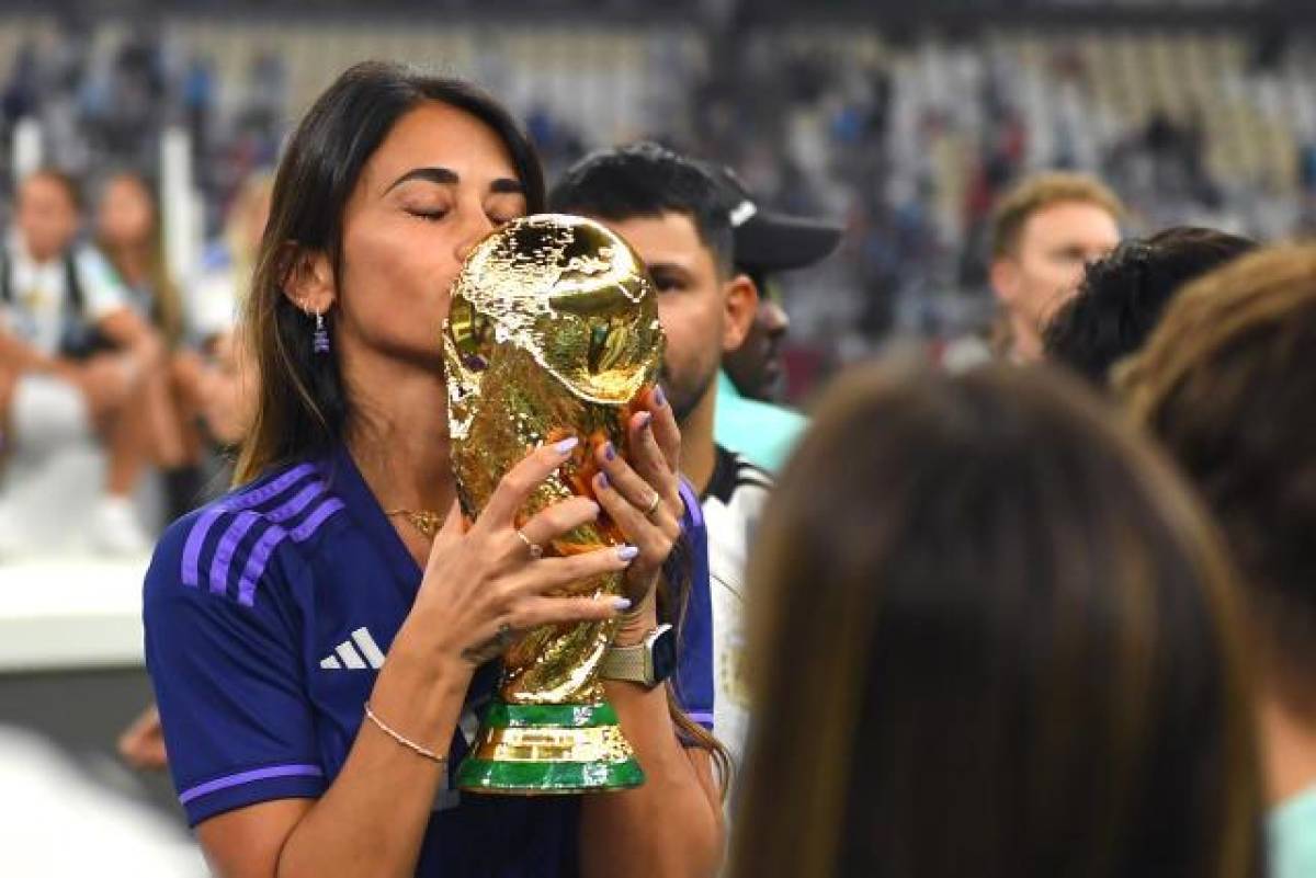 Antonella se convirtió en la primera esposa de un jugador en gozar de la Copa del Mundo. ¡Incluso la besó!