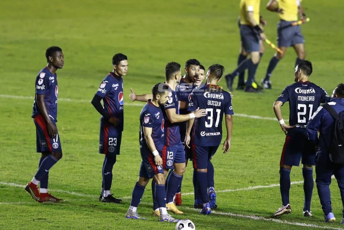 Fuerte pelea entre jugadores de Motagua: Marcelo Pereira y Diego Auzqui se dicen de todo y casi se pelean en pleno terreno de juego
