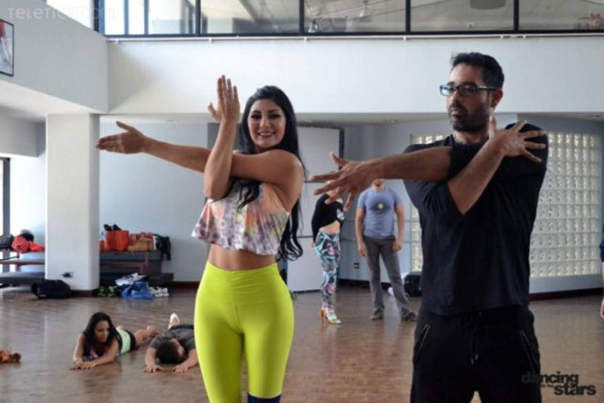 La hermosa mujer que presenta junto a Alonso Solís un programa en la tv tica