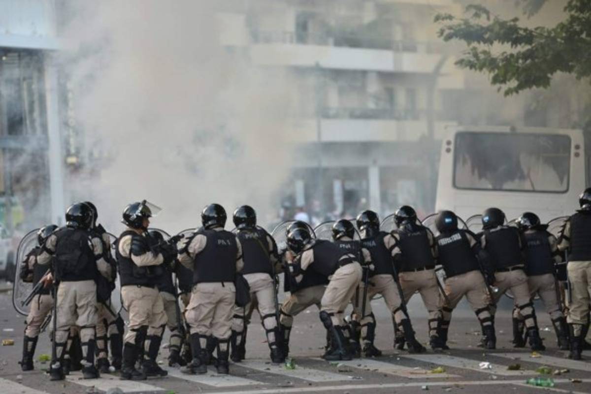 ¡Relajo tras relajo! Nuevos incidentes en las afueras del Estadio Monumental