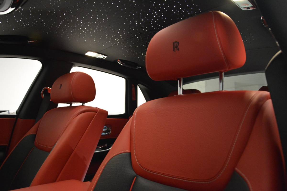 ¡Jennifer López y Cristiano Ronaldo tienen uno! Así es el Rolls-Royce Ghost, el último lujito de Teófimo López