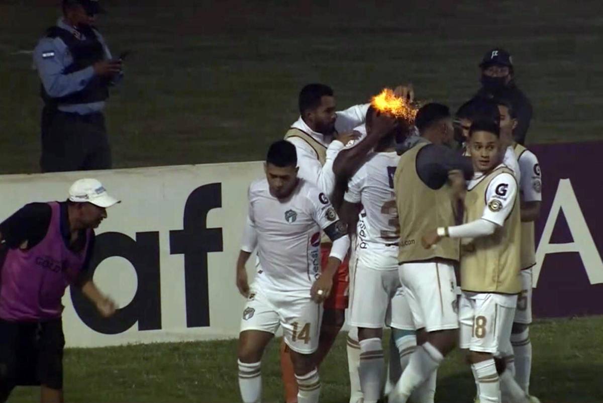 ¡Piedras, bengalas y morteros! Las agresiones se han visto en el fútbol hondureño en los últimos años