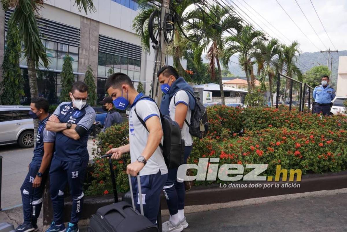 Un ‘Bolillo’ sonriente y dos jugadores se reintegran a sus clubes mientras la selección de Honduras viaja a Estados Unidos